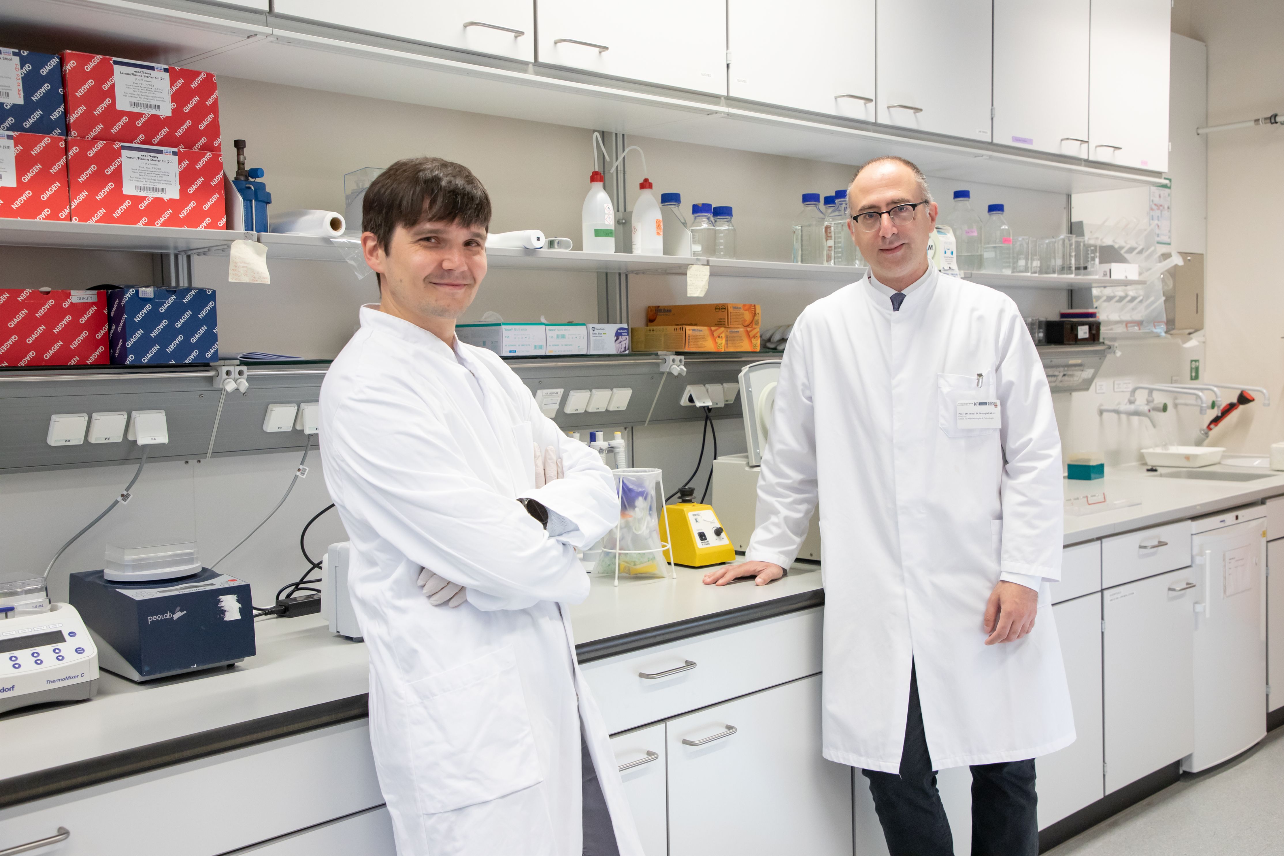 Dr. Martin Böttcher (links) und Prof. Dr. Dimitrios Mougiakakos_Fotografin Melitta Schubert